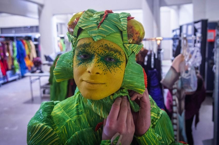 
Foto: Ignacio Blanco / Los Andes | El Acróbata y artista Kilian Mongey se prepara antes de salir a escena.
   