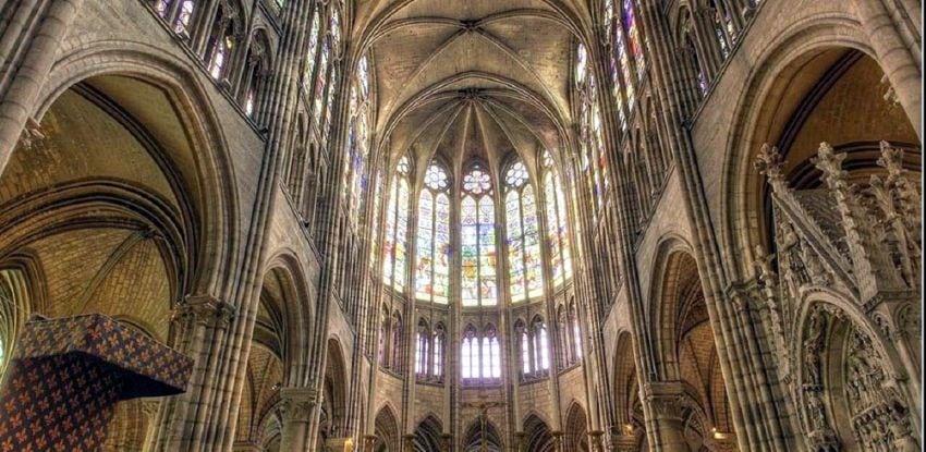 
    El interior de la basílica de Saint-Denis, una joya gótica que se yergue en una de las provincias más pobres de Francia.
   