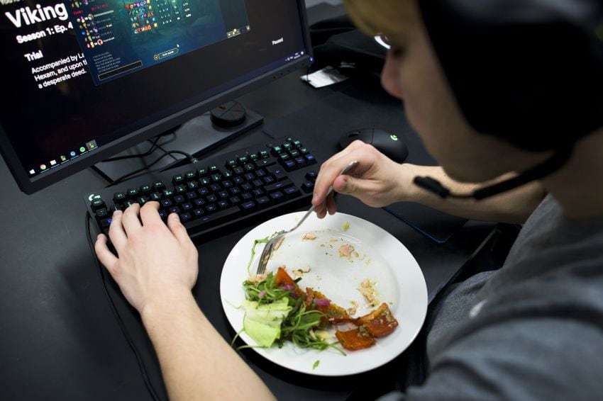 
Saludable. Patrik termina una cena de salmón y verduras durante los juegos del Equipo Origen | Pete Kiehart / The New York Times
   