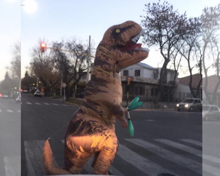 
En plena acción, el dino divierte en los semáforos de Mendoza
