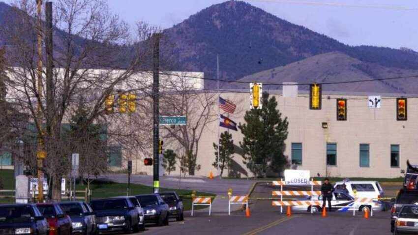 
Escuela Secundaria de Columbine | Foto de los momentos en que la policía cercó el lugar.
   