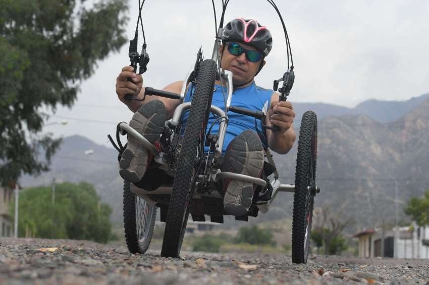 
Mario Gutiérrez | El paratleta, en su handbike. Foto: Orlando Pelichotti.
   