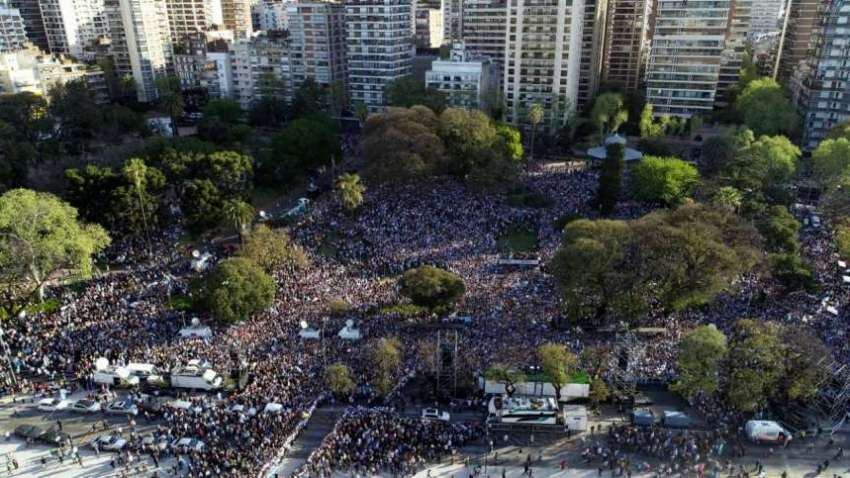 
Ante unas 30.000 personas el jefe de Estado habló en la plaza de Barrancas de Belgrano. | Foto: Mario Quinteros
   