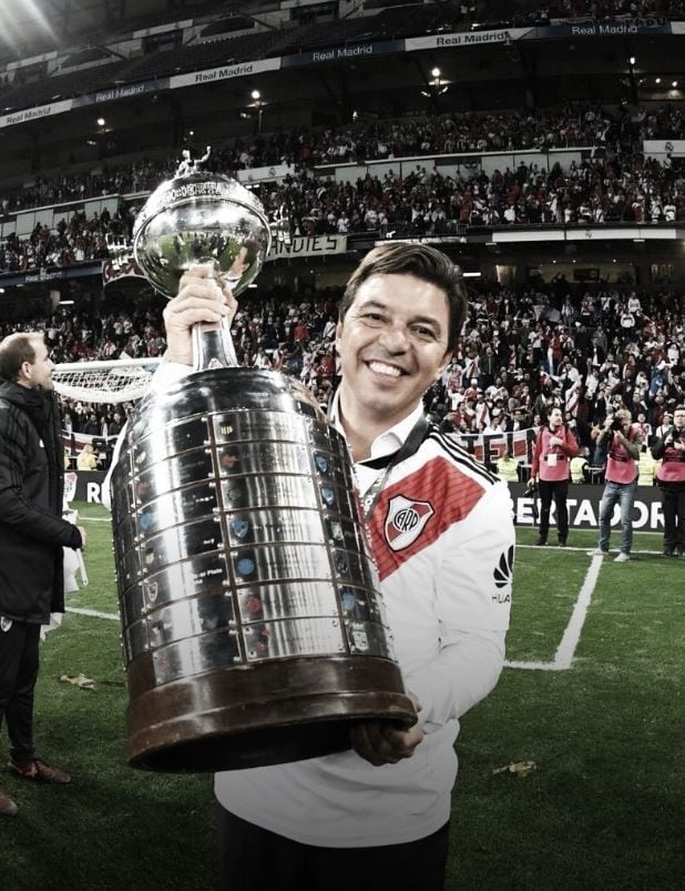 
    Marcelo Gallardo, con la Copa más importante en la historia del club. / Prensa River
   