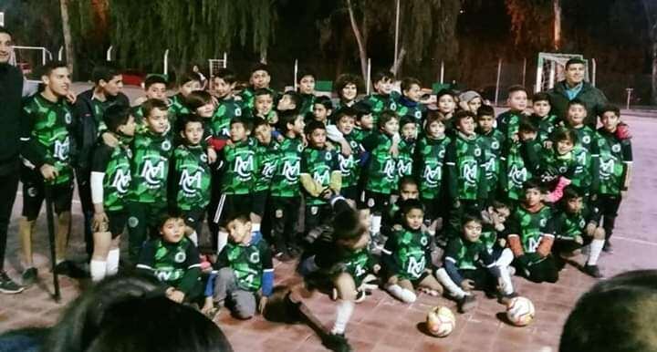 
      Los chicos de Ujemvi felices con las nuevas camisetas.
     