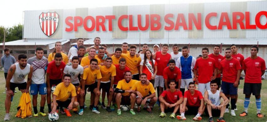 
    Campeones. El elenco sancarlino viene de consagrarse en la final anual al vencer a La Consulta y representará a la Liga Sancarlina de Fútbol a nivel nacional. - Gentileza / Sport Club San Carlos
   