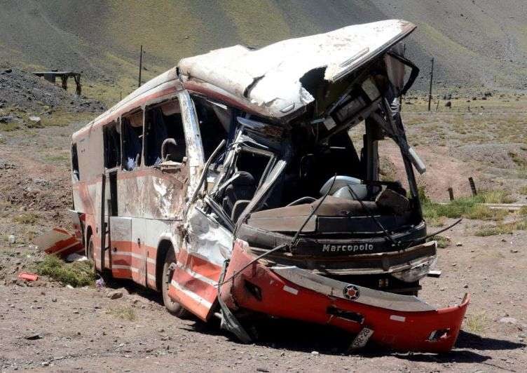 
Fatal. El ómnibus volcó en la ruta 7.  | Gustavo Rogé / Los Andes
   