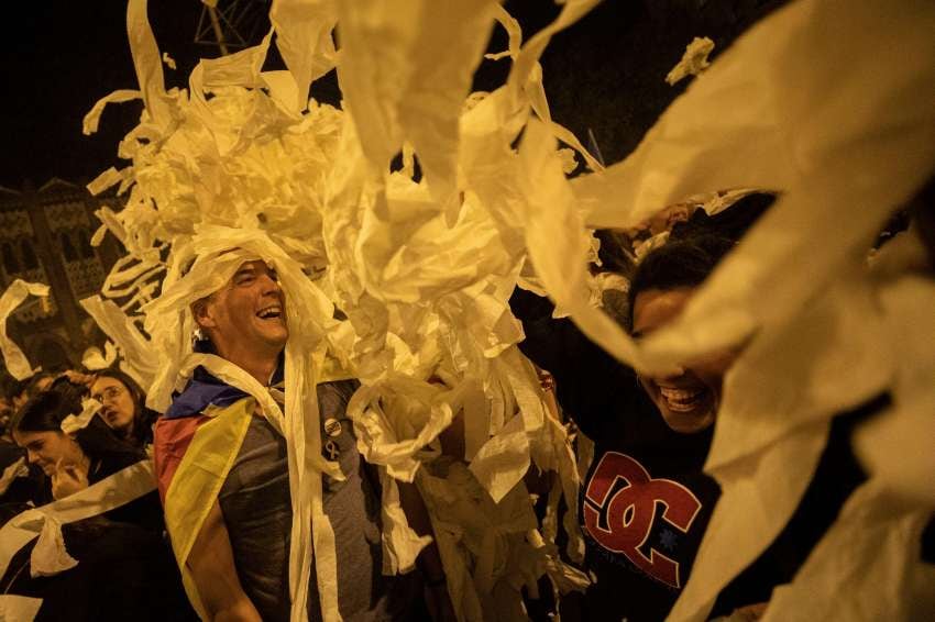 
Miles de personas salieron a la calle a protestar contra la sentencia a los cabecillas independentistas | AP
   