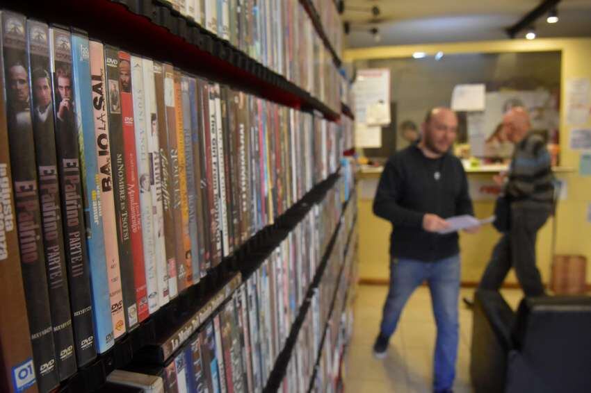 
Películas. El dueño del videoclub Bigotes sumó un Rapipago al local para mantener el negocio | Diego Parés / Los Andes
   