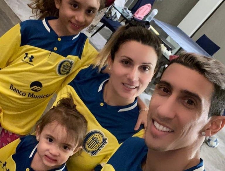 El volante compartió una selfie con Pía, Mía y su esposa Jorgelina Cardoso\u002E (@carcoficial)