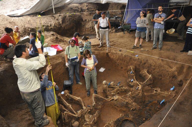 Fosa común con restos de desaparecidos durante la última dictadura militar dentro del ex arsenal Miguel de Azcuénaga donde funcionó el mayor centro clandestino de detención y exterminio de Tucumán. / Foto: Equipo Argentino de Antropología Forense.