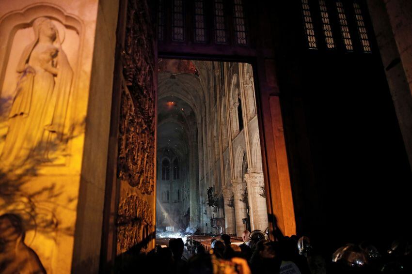 
La aguja de la catedral se hundió | AP
   