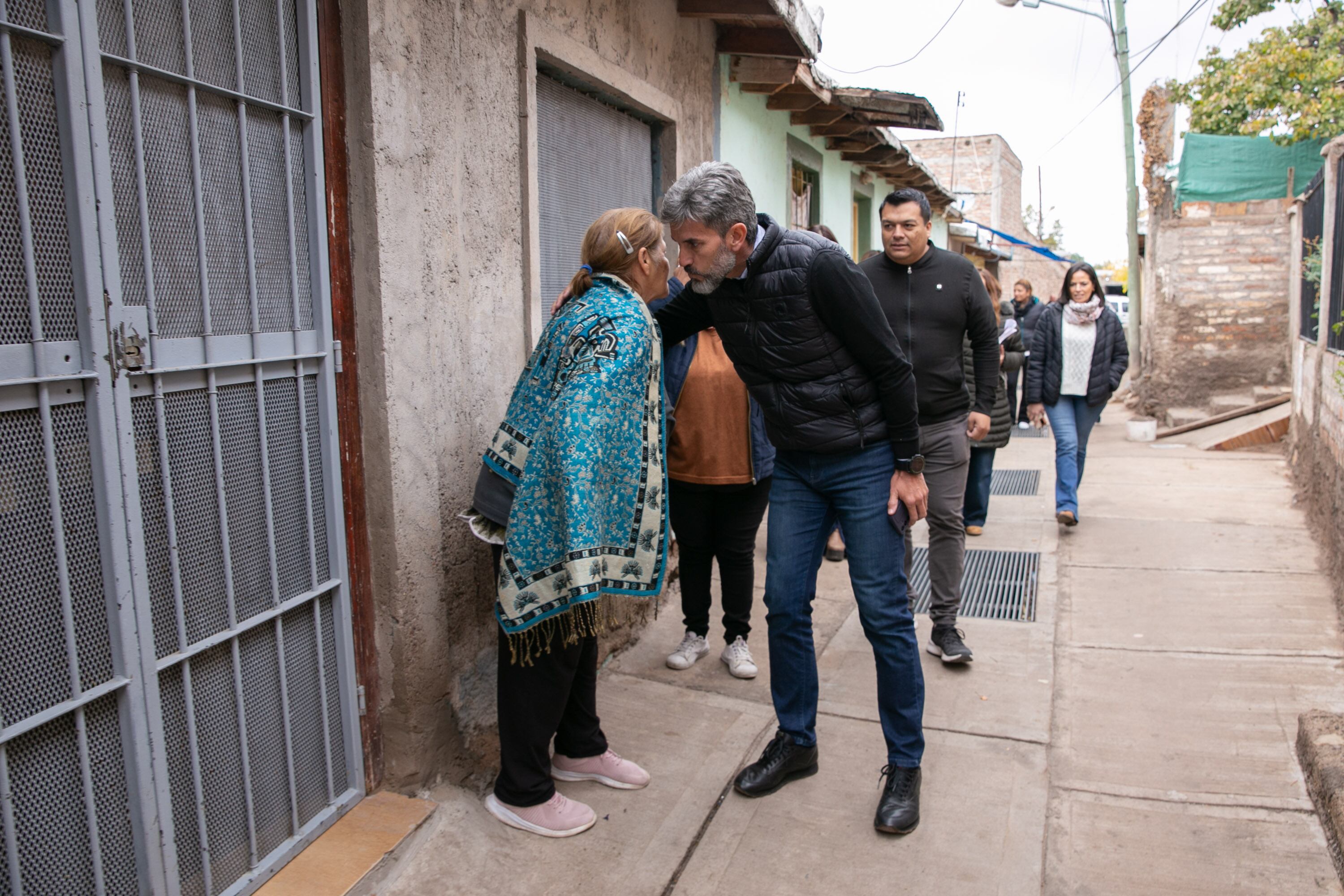 Ulpiano Suarez visitó los trabajos realizados en el Pasaje Los Lirios. Foto: Prensa Ciudad de Mendoza