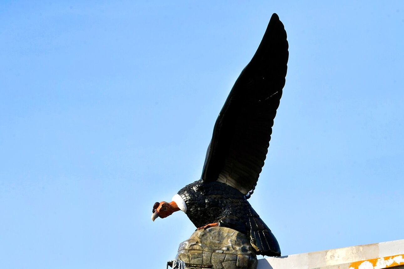 Últimos retoques al monumento icónico de Mendoza. Foto: Orlando Pelichotti / Los Andes