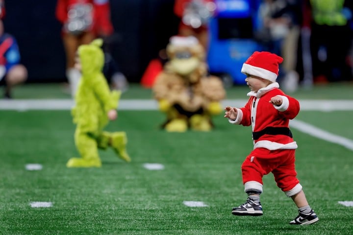 Carrera navideña Toddler Christmas Race en la NFL entre los New York Giants y los Atlanta Falcons en Atlanta, Georgia, Estados Unidos, diciembre de 2024. Foto: EFE