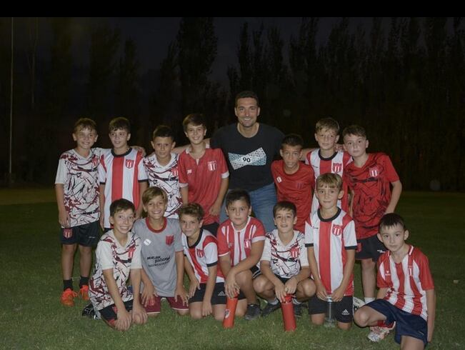 El DT de la Selección se encuentra en su pueblo natal y visitó uno de los clubes de fútbol para saludar a los jugadores. Instagram CAP.