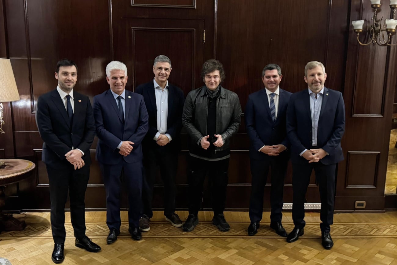 El Presidente Javier Milei recibió en Casa Rosada a Jorge Macri, Rogelio Frigerio, Ignacio Torres, Claudio Poggi y Marcelo Orrego. (X / Oficina del Presidente)