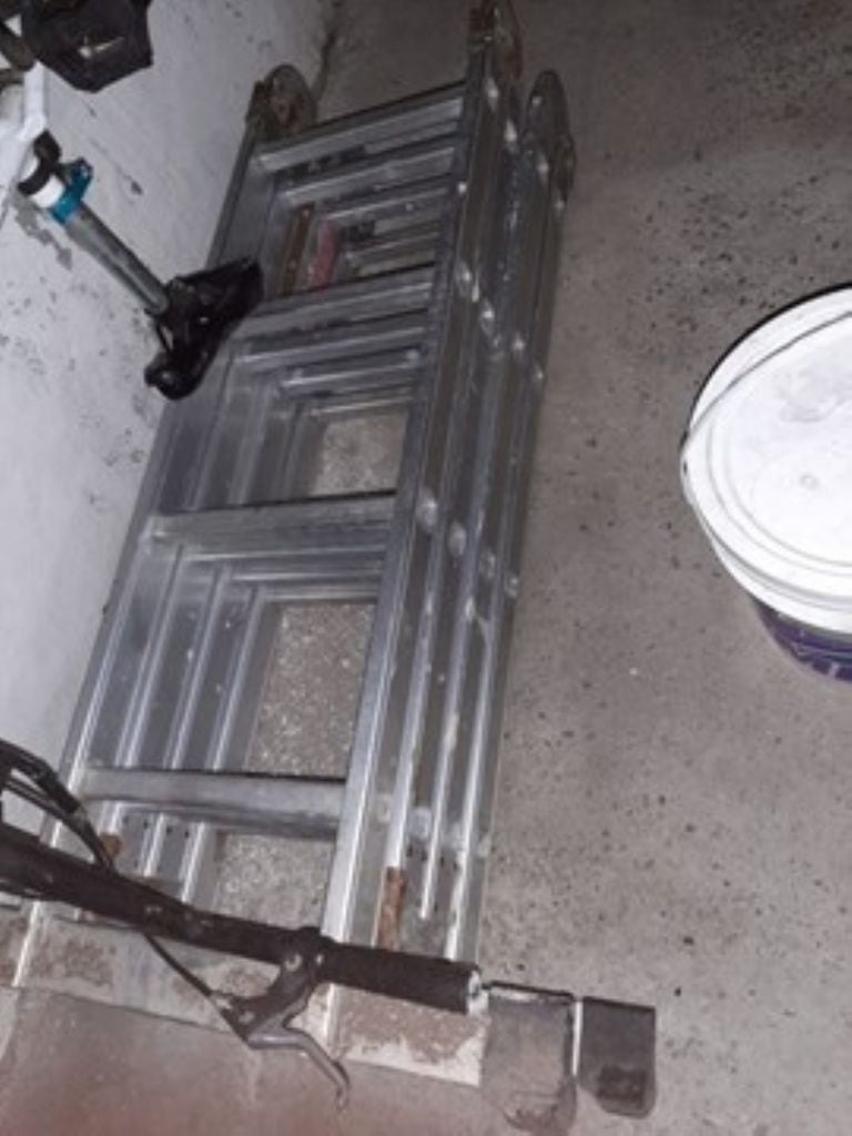 Los ladrones se habían llevado una escalera de aluminio, una bicicleta y un tacho de pintura.