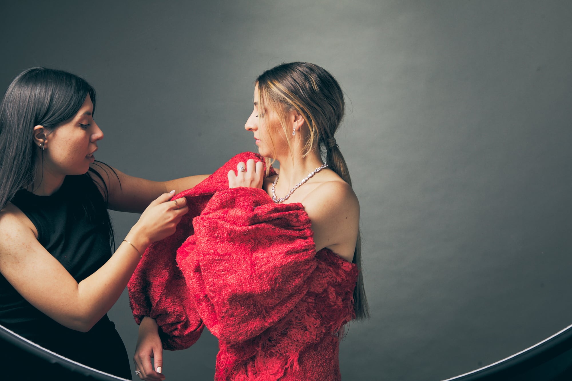 Rocío una de las diseñadoras de CruxStudio acomodando las prendas para la foto.
PH: Juan Gauna