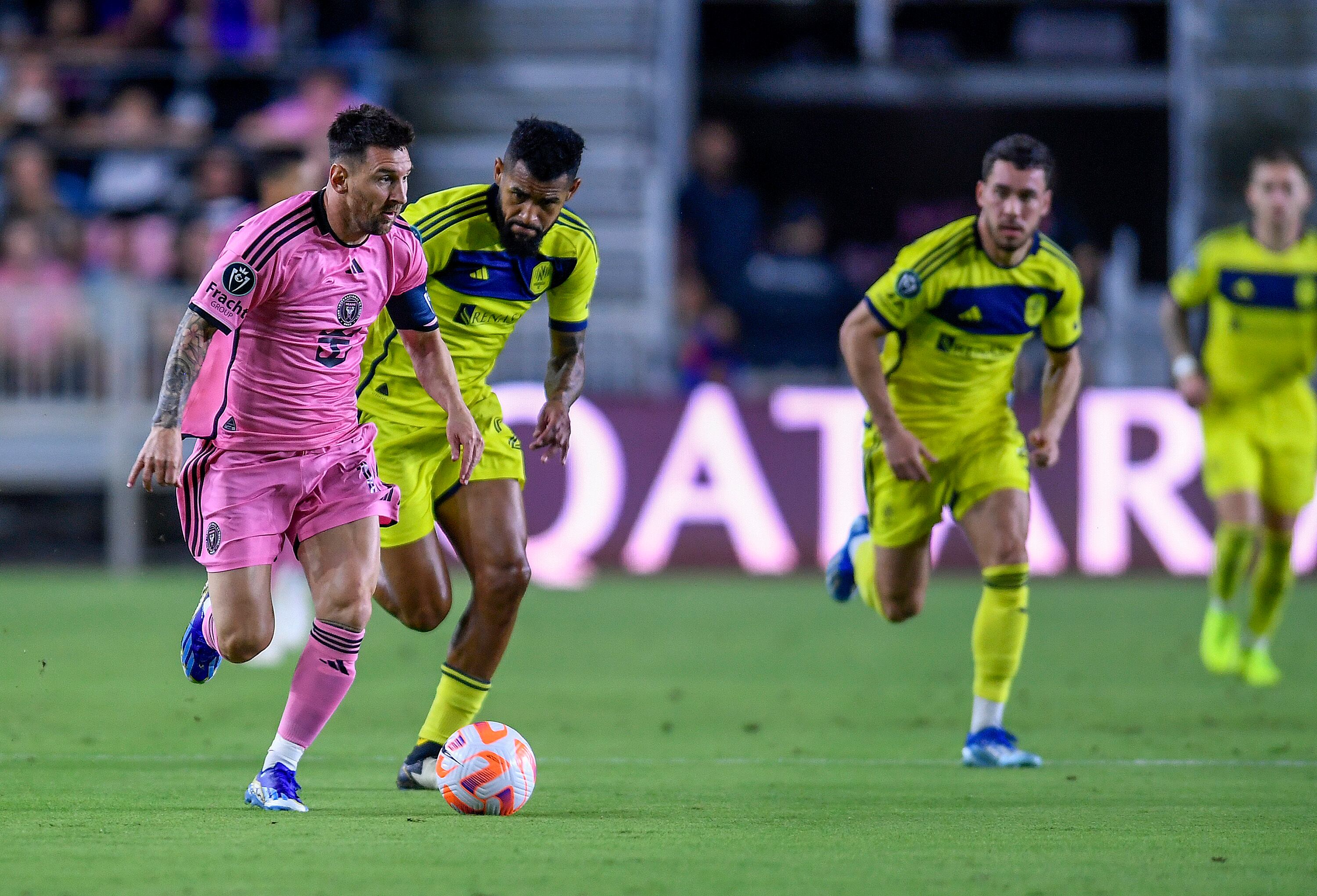 Lionel Messi del Inter Miami avanza con el balón en el partido contra Nashville SC por los octavos de final de la Copa de Campeones de la CONCACAF, el miércoles 13 de marzo de 2024, en Fort Lauderdale, Florida. (AP Foto/Michael Laughlin)