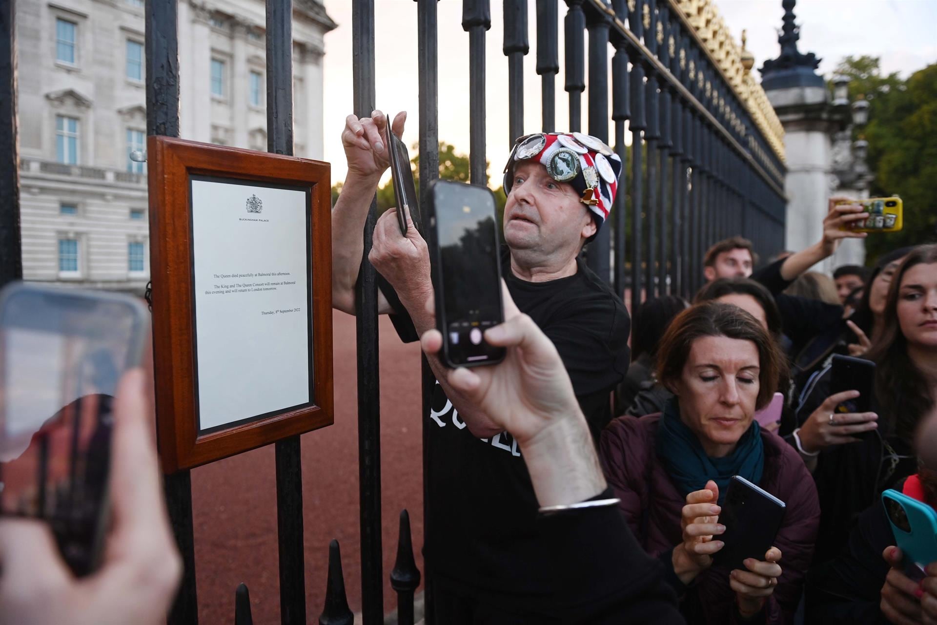 Una multitud se agolpó frente al palacio de Buckingham para despedir a la reina Isabel II de Inglaterra. Foto: EFE