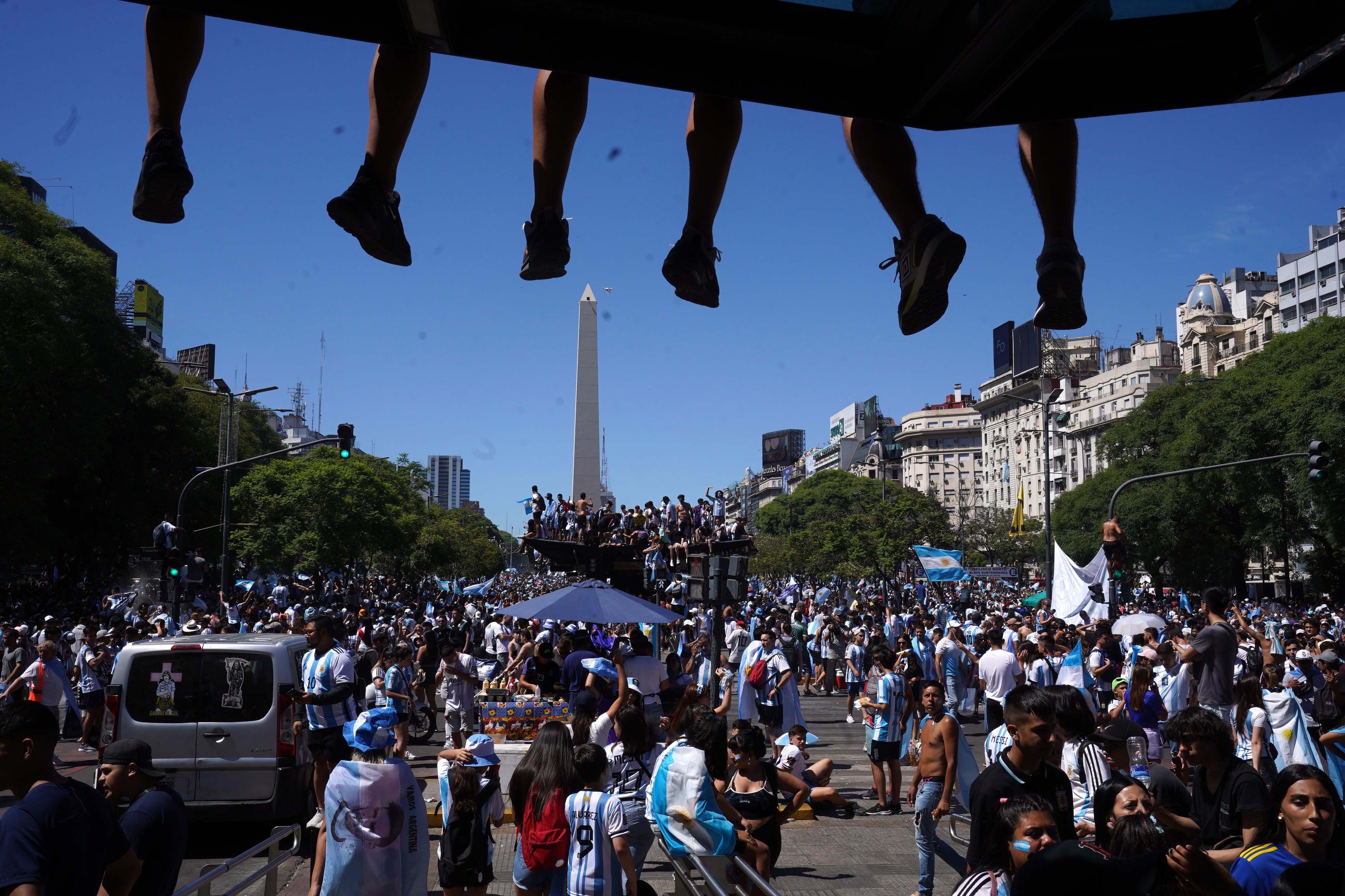 ARGENTINA CAMPEÓN GENTE SE JUNTA PARA VER LA CARAVANA EN EL OBELISCO PLAZA DE MAYO Y EZEIZA AFA
FOTO CLARÍN