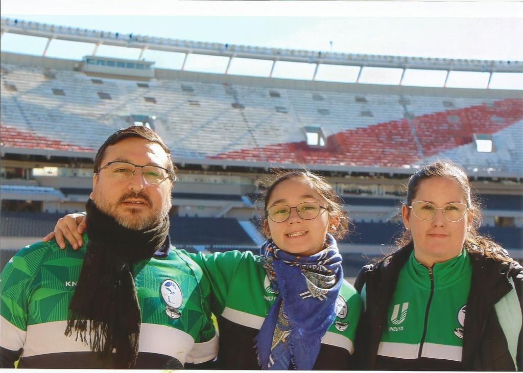 El odontólogo peruano, en familia: aquí, con su hija Lucía y su esposa Cecilia.