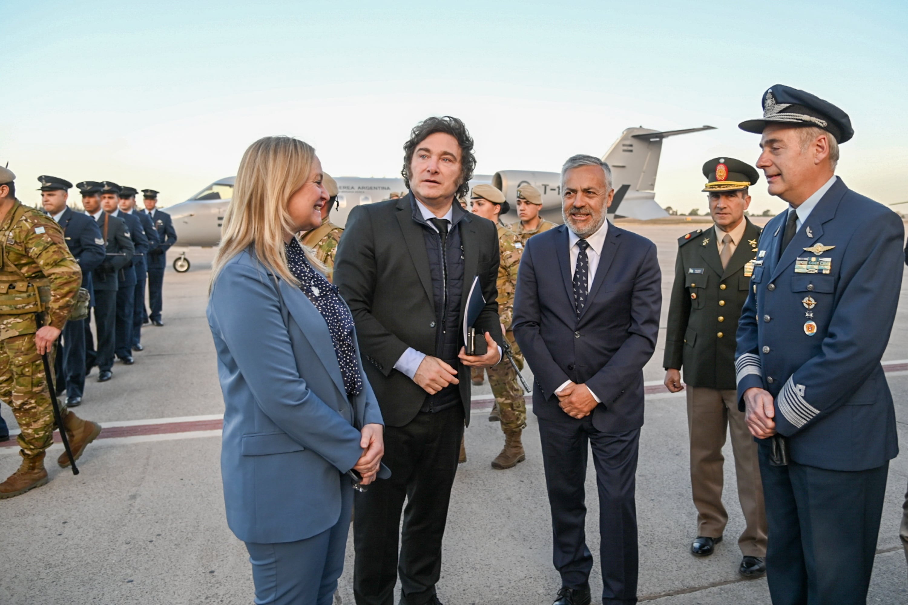 El Gobernador de Mendoza, Alfredo Cornejo, acompañado por la vicegobernadora Hebe Casado, recibió al Presidente de la Nación, Javier Milei, en la IV Brigada Aérea. Foto: Gobierno de Mendoza