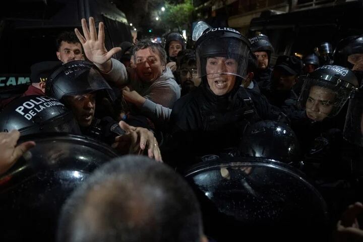 Máximo Kirchner, mientras intentaba llegar a la casa de Cristina. / Foto: AP