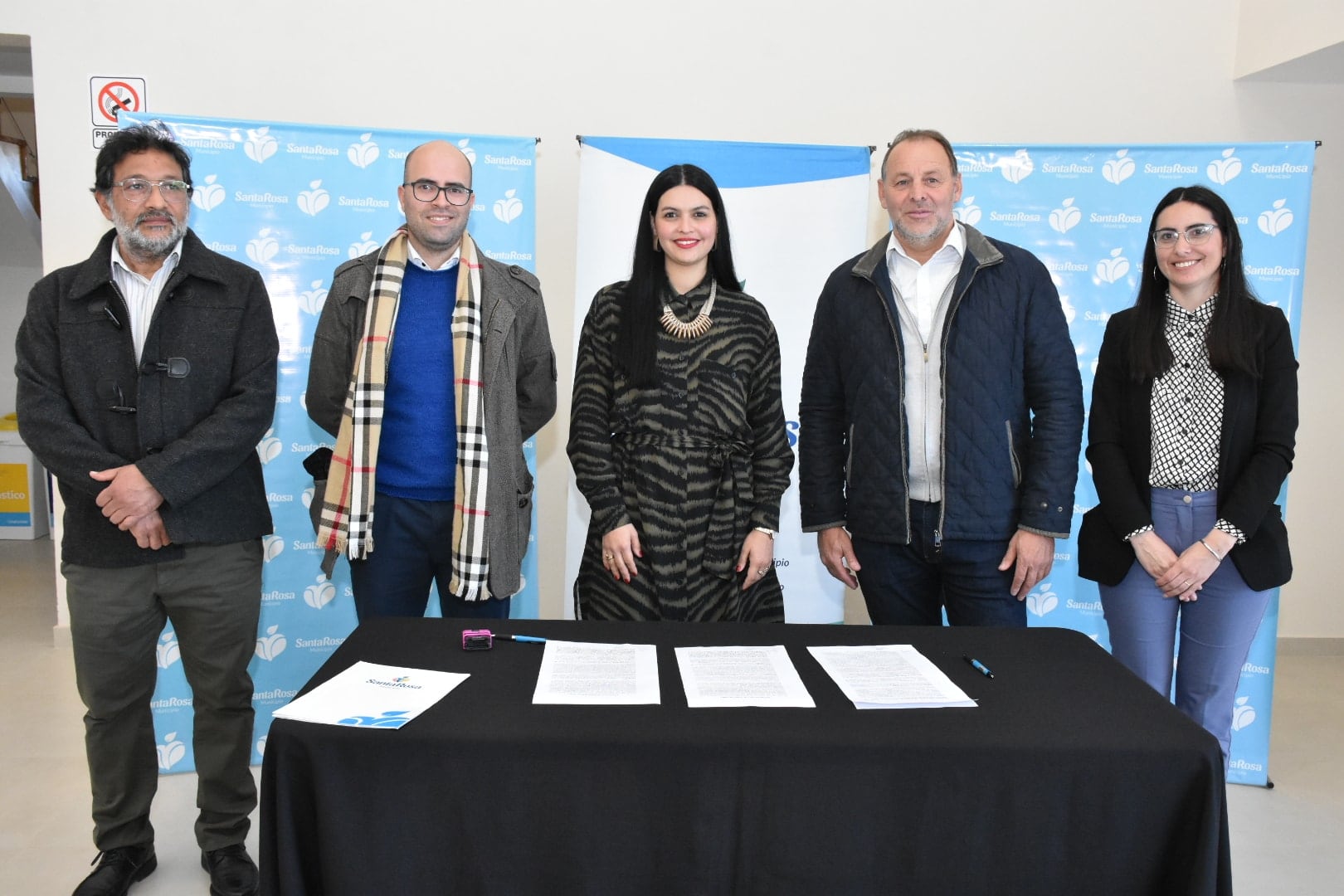 La intendenta de Santa Rosa, Flor Destéfanis junto a representantes de la "Constructora San José" y funcionarios municipales.