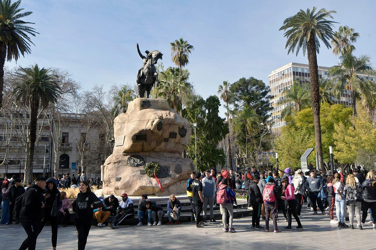 Cientos de mendocinos volvieron a la plaza para conseguir “Worldcoins” a cambio de sus datos biométricos 

Foto: Orlando Pelichotti