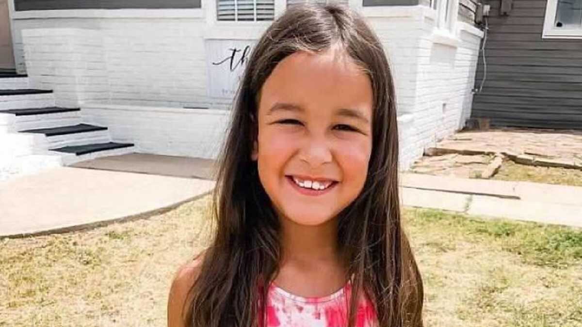 Chloe Shelton, la niña de 8 años que fue expulsada de su colegio cristiano.