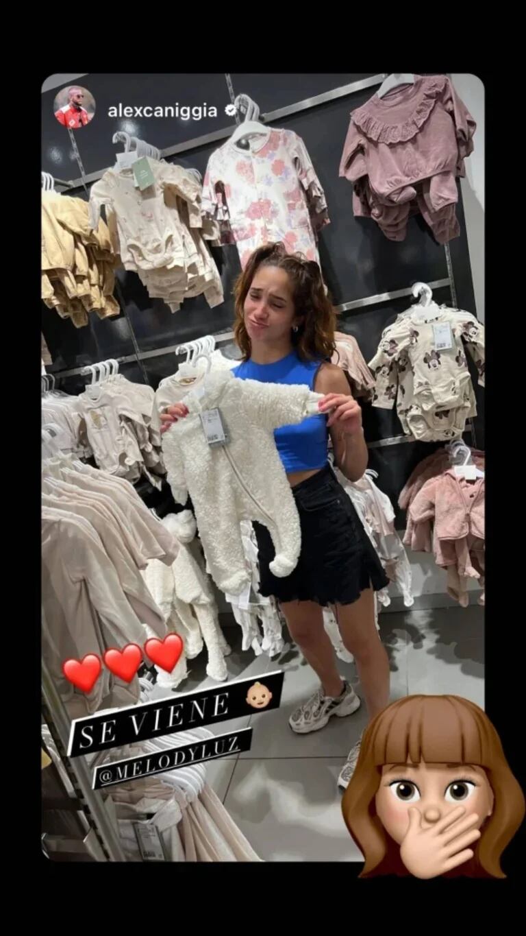 Con ropa de bebe, Melody jugó con la posibilidad de ser mamá