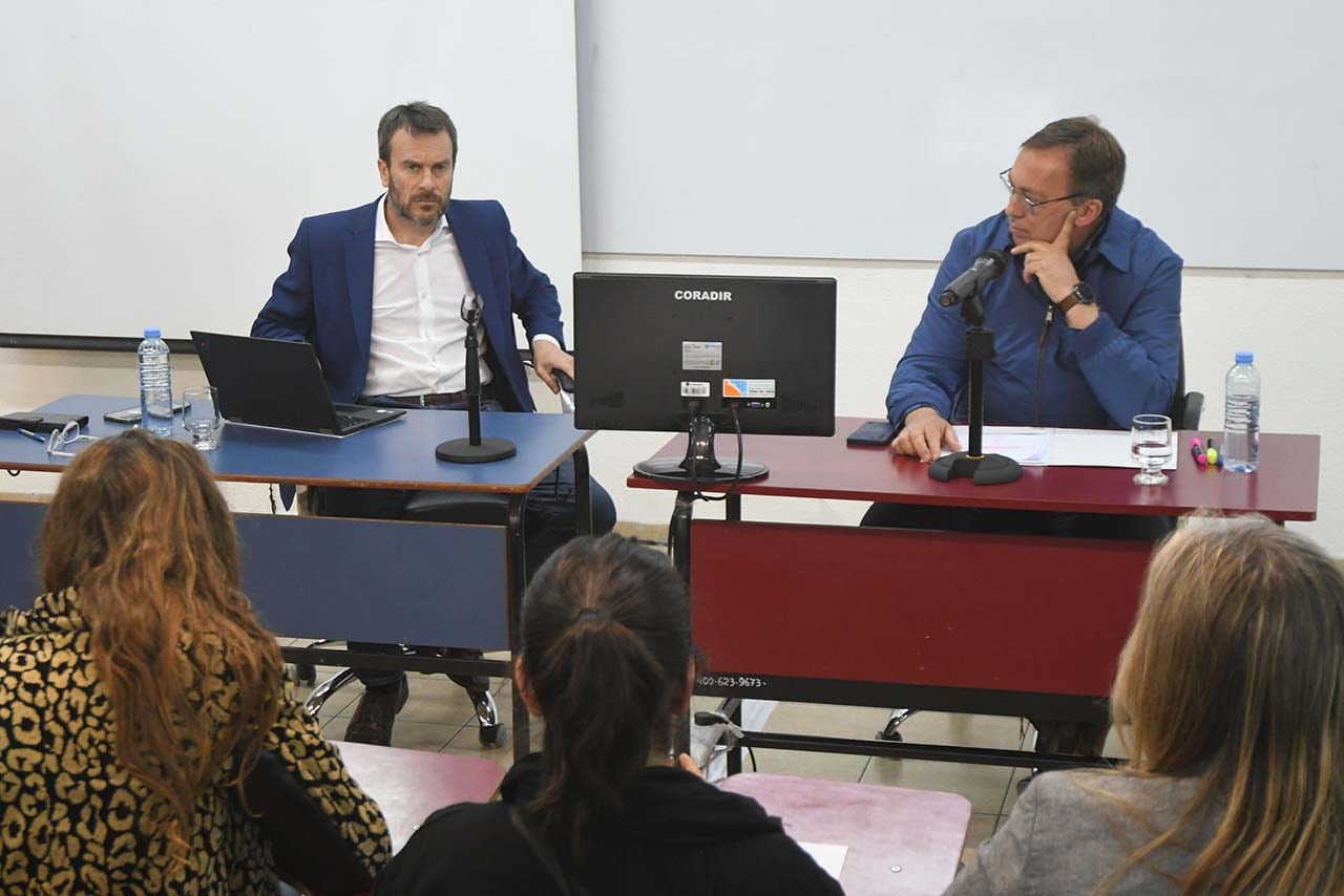 Debate de los candidatos a Diputados Nacionales por Mendoza sobre proyecto de educación en la Facultad de Educación de la UNCuyo
Lisandro Nieri de Juntos Por el Cambio, Martín Aveiro de Unión por la Patria, Laura Espeche del FIT y Mirta Diaz candidata a Legisladora del Parlasur.
Lisandro Nieri junto a Martín Aveiro
Foto: José Gutierrez / Los Andes 