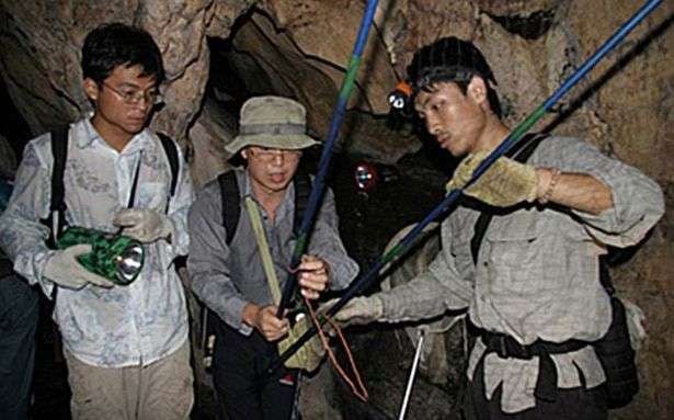 
    Científicos en una de las cuevas donde capturaron murciélagos. Foto: Mirror.
   