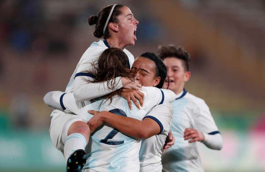 
Foto: AP | Agustina Barroso, celebra después de anotar el empate contra Colombia, durante la final de fútbol por la medalla de oro que finalmente ganaría el equipo cafetero en los penales.
   