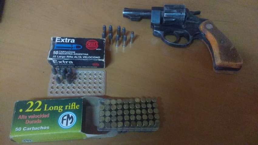 
Al detenido le hallaron un revolver calibre 22 largo con 60 municiones.
