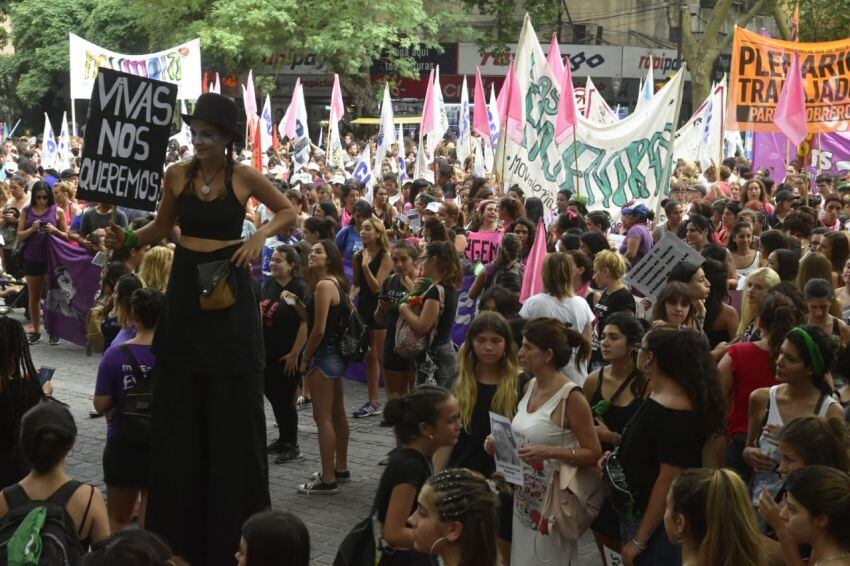 
    Una multitud pidió justicia en Mendoza por los femicidios en todo el país. / Diego Parés
   