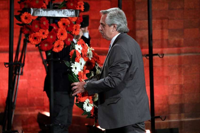 
Alberto Fernández participó del homenaje a las víctimas del holocausto | AP
   