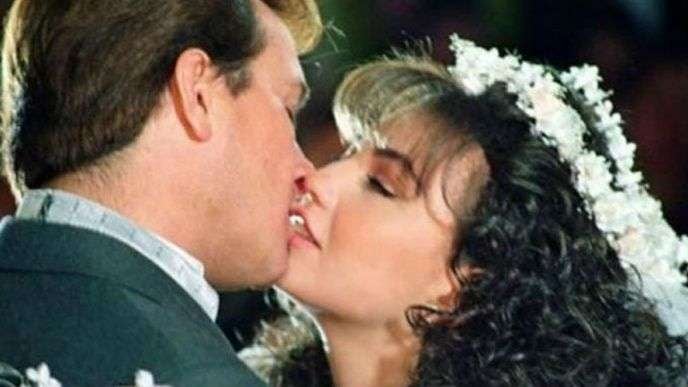 
El beso entre Peniche y Thalía en "María Mercedes" | Imagen web
   