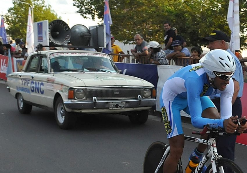 
Reliquia. El “Forcito” que sigue rodando, pero no compitiendo, en una imagen de la Vuelta del 2010. | Orlando Pelichotti / Los Andes
   