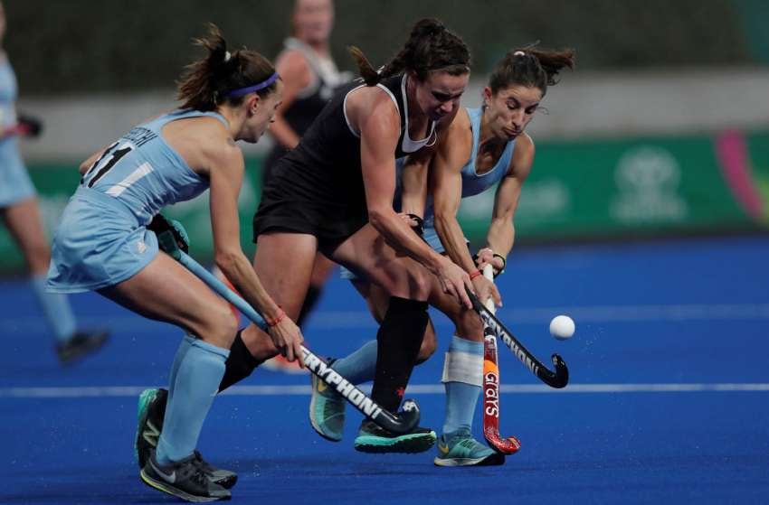 
Foto: AP | Karli Johansen de Canadá mueve la pelota entre Carla Rebecchi de Argentina, izquierda, y Rosario Luchetti durante un partido por la medalla de oro de hockey sobre césped femenino.
   