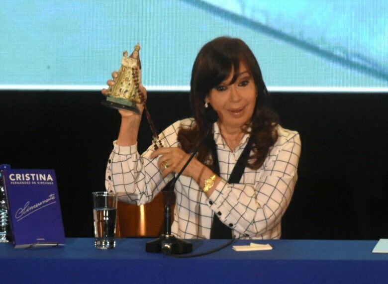 
Durante la conferencia, Cristina levantó una imagen de la Virgen de la Carrodilla. | Gustavo Rogé / Los Andes
   