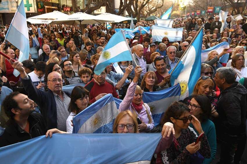 
En Mendoza. Los que apoyan a Macri se juntaron en Peatonal y San Martín. | Marcelo Rolland / Los Andes
   