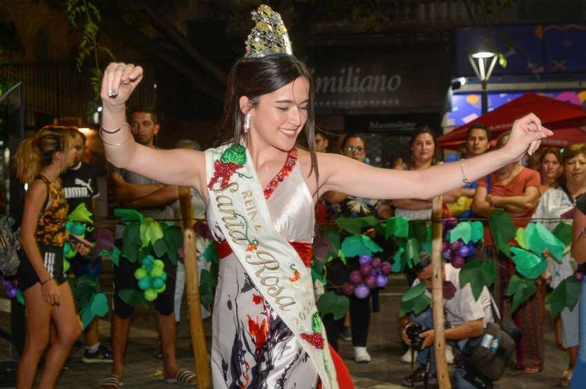 
Peatonal Sarmiento. Anoche, la reina de Santa Rosa, Daniela Vanin bailó en la pérgola.  | Nicolás Ríos / Los Andes
   