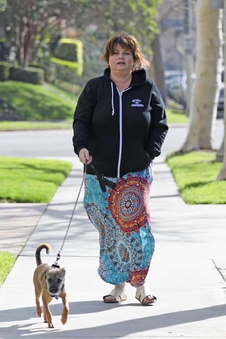 
Bleeth paseando a su perro por las calles de Los Ángeles.  | Imagen web
   