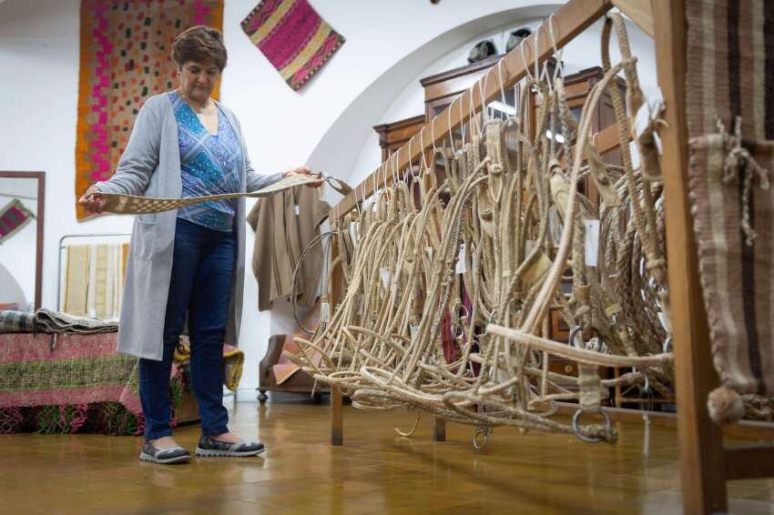 
Trenzado. Graciela Zamora observa la calidad del trabajo de unas artesanías que llevan días o incluso semanas de confección | Ignacio Blanco / Los Andes
   