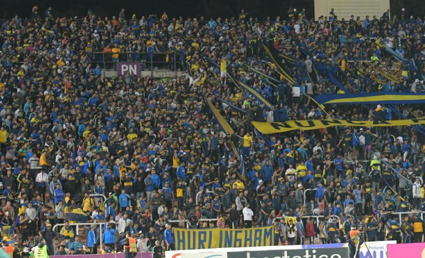 
Sin barras. La mayoría de los xeneizes fueron locales, ya que los de la Doce, quedaron demorados. Buena medida.  | Orlando Pelichotti / Los Andes
   