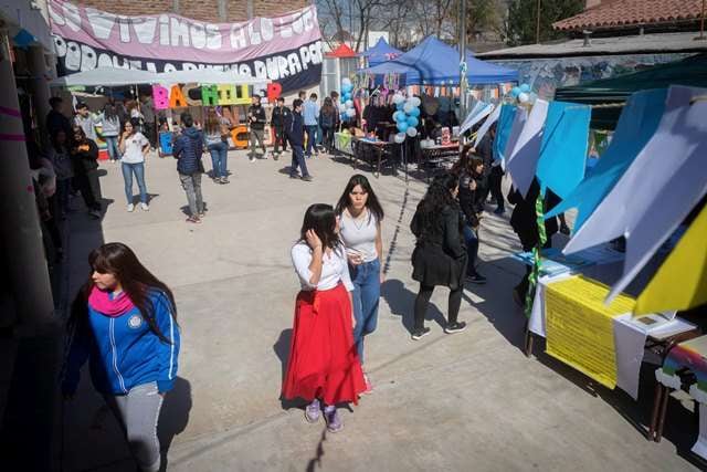 
    Con stands de las diferentes provincias, el alumnado recibió a los vecinos de Dorrego. / Ignacio Blanco
   