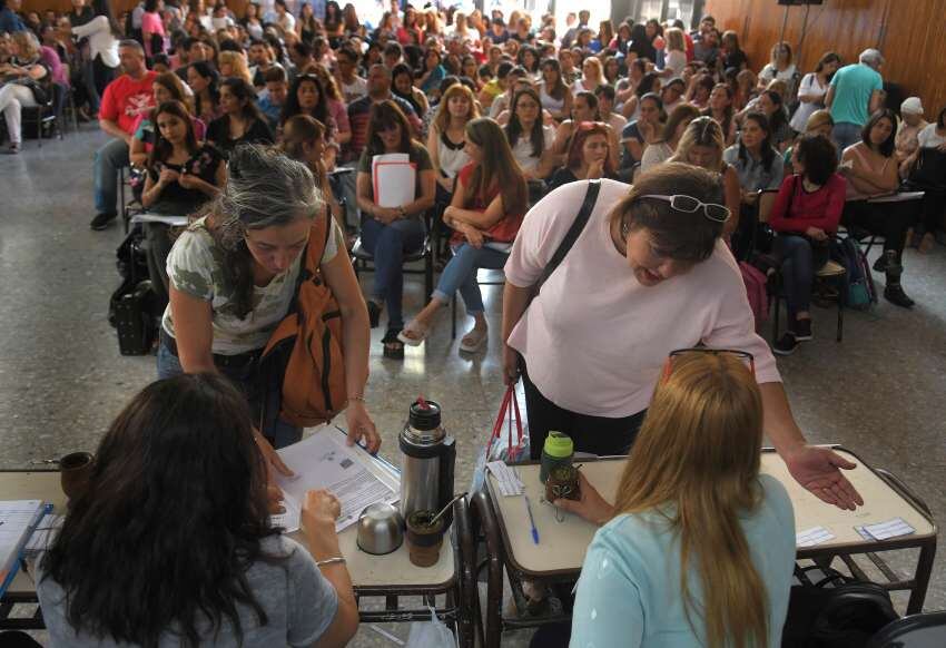 
Docencia. La Escuela Normal ayer fue escenario del ingreso a la docencia de profesores y maestros. | Orlando Pelichotti / Los Andes
   